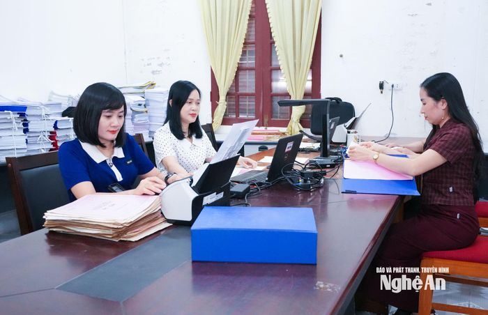 Cán bộ, chuyên viên Văn phòng Tỉnh ủy thực hiện chỉnh lý, số hóa tài liệu toàn tỉnh. Ảnh: Mai Hoa