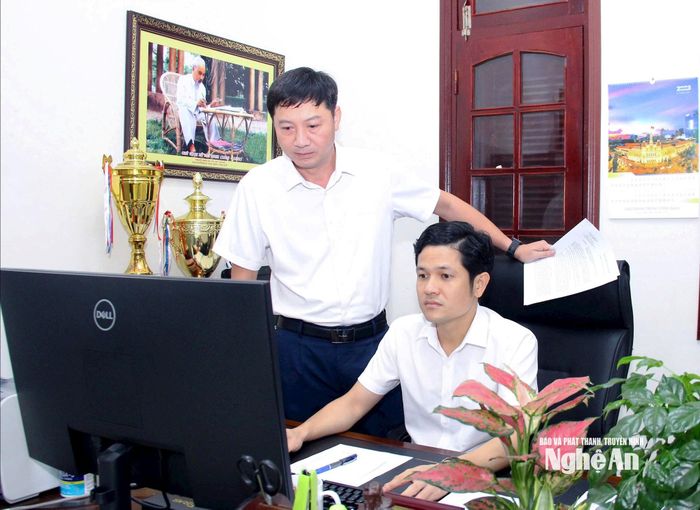 Cán bộ Phòng Tài chính, Văn phòng Tỉnh ủy rà soát, tổng hợp, tham mưu dự toán ngân sách năm 2026. Ảnh: Mai Hoa