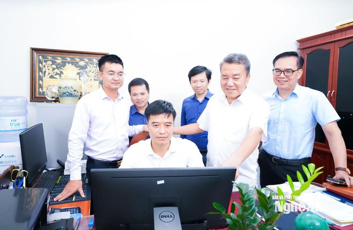 Lãnh đạo Văn phòng Tỉnh ủy rà soát hệ thống chấm điểm KPI của Tỉnh ủy. Ảnh: Mai Hoa