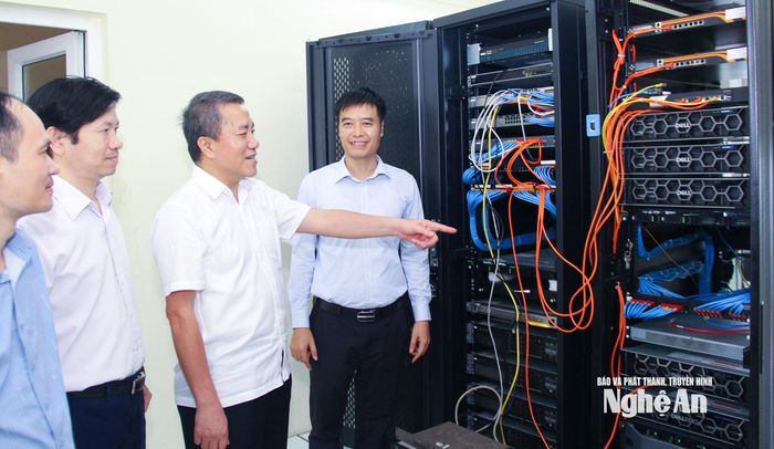 Lãnh đạo Văn phòng Tỉnh ủy kiểm tra Trung tâm dữ liệu của Tỉnh ủy. Ảnh: Mai Hoa