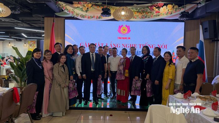 Đại biểu tỉnh Nghệ An và đại diện kiều bào chụp ảnh lưu niệm tại chương trình gặp mặt. Ảnh: P.V