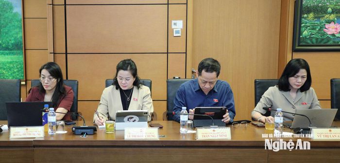 Đại biểu Quốc hội đoàn tỉnh Nghệ An tham gia thảo luận tổ. Ảnh: Khánh Duy