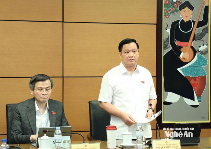 Đồng chí Nguyễn Khắc Thận - Ủy viên Trung ương Đảng, Bí thư Tỉnh ủy, Trưởng Đoàn ĐBQH tỉnh Nghệ An định hướng nội dung thảo luận tổ. Ảnh: Khánh Duy