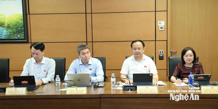 Đại biểu Quốc hội đoàn tỉnh Nghệ An tham gia thảo luận tổ. Ảnh: Khánh Duy