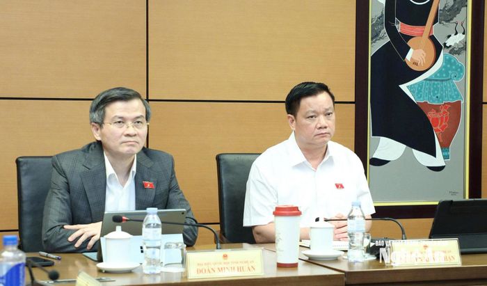 Đại biểu Quốc hội đoàn tỉnh Nghệ An tham gia thảo luận tổ. Ảnh: Khánh Duy
