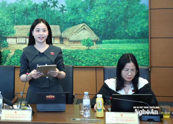 Đại biểu Lo Thị Bảo Vy - Giáo viên Trường Tiểu học Quỳnh Lập A, phường Tân Mai phát biểu thảo luận tổ. Ảnh: Khánh Duy