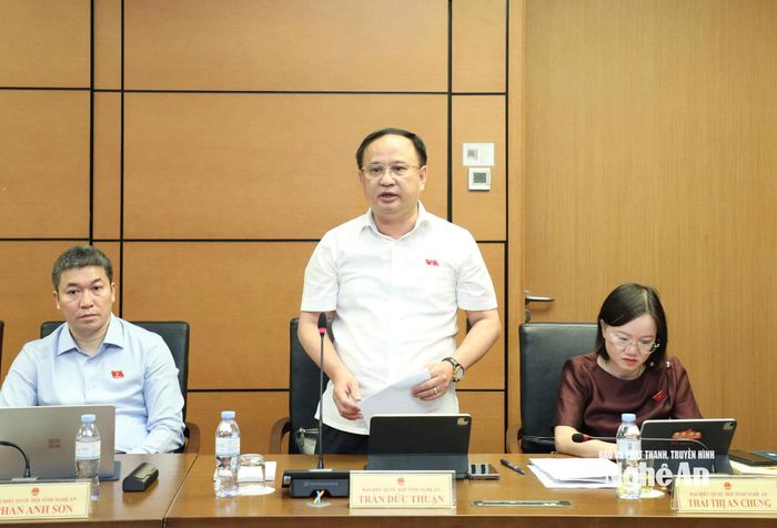 Đại biểu Trần Đức Thuận - Phó Chủ nhiệm Ủy ban Quốc phòng, An ninh và Đối ngoại của Quốc hội phát biểu thảo luận tổ. Ảnh: Khánh Duy