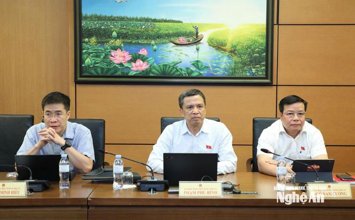 Đại biểu Quốc hội đoàn tỉnh Nghệ An tham gia thảo luận tổ. Ảnh: Khánh Duy