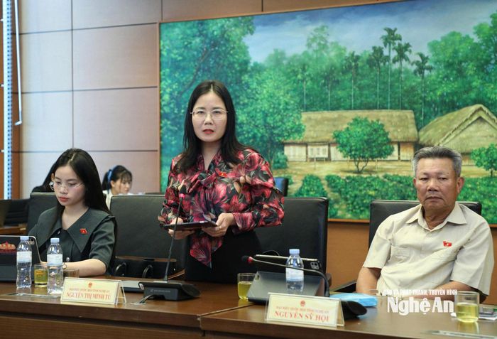 Đại biểu Nguyễn Thị Minh Tú - Giám đốc Trung tâm Khoa học xã hội và Nhân văn, Sở Khoa học và Công nghệ phát biểu thảo luận tổ. Ảnh: Khánh Duy