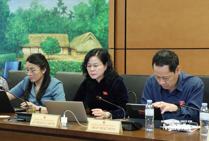 Đại biểu Quốc hội đoàn tỉnh Nghệ An tham gia thảo luận tổ. Ảnh: Khánh Duy