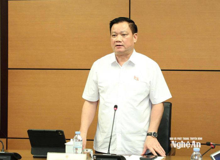 Đồng chí Nguyễn Khắc Thận - Ủy viên Trung ương Đảng, Bí thư Tỉnh ủy, Trưởng Đoàn ĐBQH tỉnh Nghệ An điều hành phiên thảo luận. Ảnh: Khánh Duy
