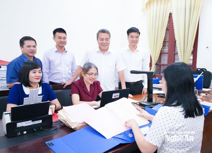 Lãnh đạo Văn phòng Tỉnh ủy kiểm tra tiến độ số hóa tài liệu tại bộ phận lưu trữ Tỉnh ủy. Ảnh: Mai Hoa