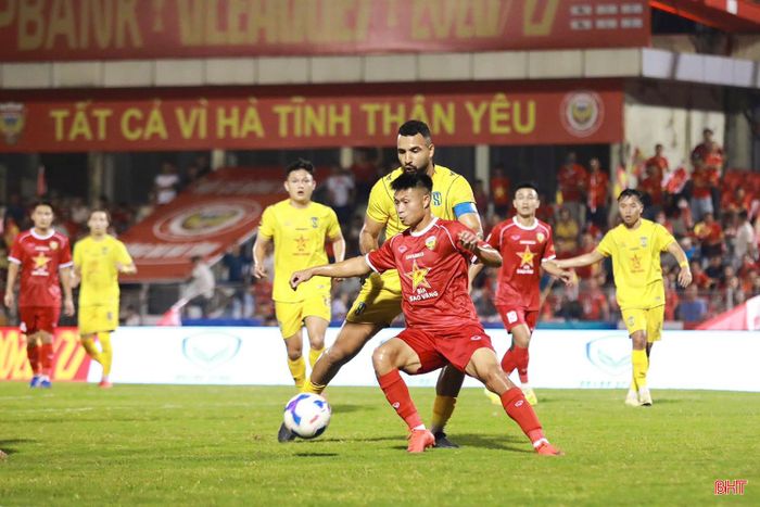 Hàng thủ chủ nhà mắc lỗi kèm người dẫn đến 2 bàn thua liên tiếp trong 4 phút.