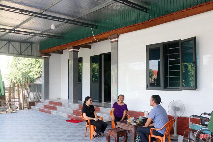 Ngôi nhà mới khang trang giúp gia đình bà Thảo an tâm hơn trong những năm tháng tuổi già.