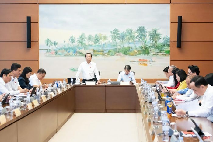Đồng chí Lê Minh Hưng - Ủy viên Bộ Chính trị, Thủ tướng Chính phủ, ĐBQH thành phố Hải Phòng cùng dự buổi thảo luận tổ.