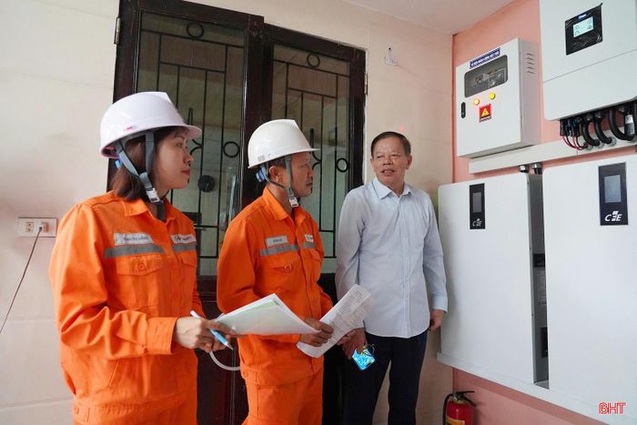 Cán bộ Điện lực Thành Sen kiểm tra thông số kỹ thuật hệ thống điện mặt trời mái nhà.