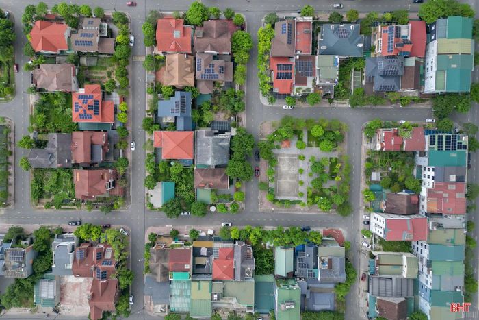 Nhiều hộ dân tại Hà Tĩnh lắp đặt điện mặt trời mái nhà, góp phần khai thác hiệu quả nguồn năng lượng sạch. (Ảnh chụp tại phường Thành Sen, tỉnh Hà Tĩnh).