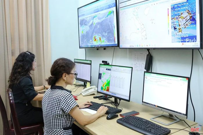 Đội ngũ chuyên môn Đài Khí tượng Thuỷ văn tỉnh theo dõi, phân tích diễn biến thời tiết.