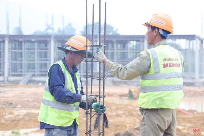 Trên công trường thi công Trường Phổ thông nội trú liên cấp TH&THCS Hương Xuân (xã Hương Xuân).