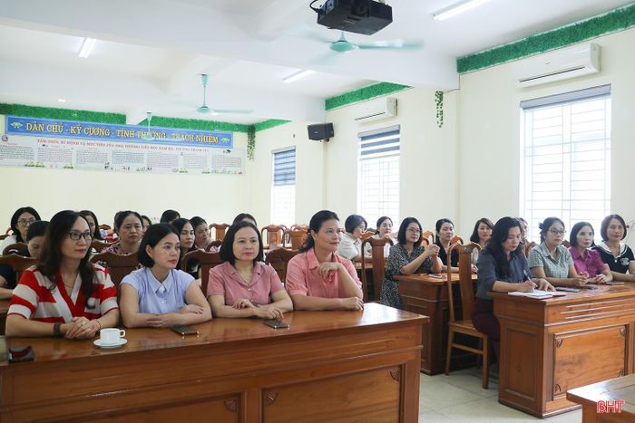 Thầy Nguyễn Trường Thư – Hiệu trưởng Trường Tiểu học Hương Sen chủ trì cuộc họp, thông tin và thống nhất phương án thu, chi đầu năm học với đội ngũ giáo viên.