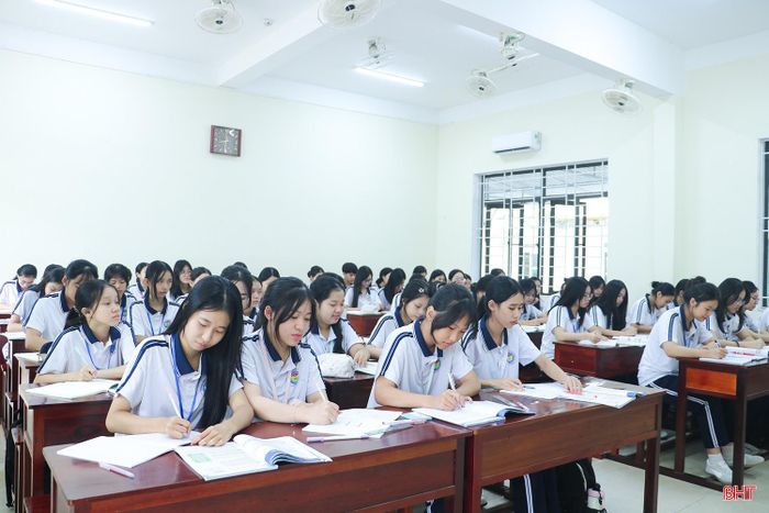 Trường THPT Lý Tự Trọng chủ động rà soát nhu cầu đầu tư, nâng cấp cơ sở vật chất, bảo đảm sử dụng hiệu quả các nguồn lực phục vụ dạy và học.
