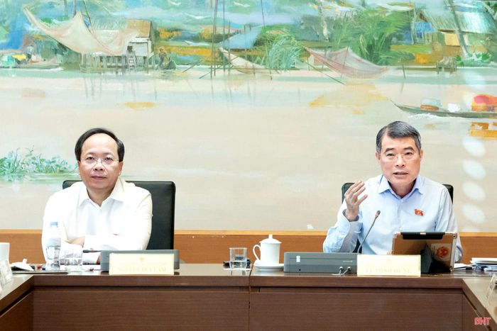 Đồng chí Lê Minh Hưng - Ủy viên Bộ Chính trị, Thủ tướng Chính phủ và đồng chí Nguyễn Duy Lâm - Ủy viên Trung ương Đảng, Bí thư Tỉnh ủy, Trưởng đoàn ĐBQH tỉnh Hà Tĩnh tại phiên thảo luận chiều 18/10.
