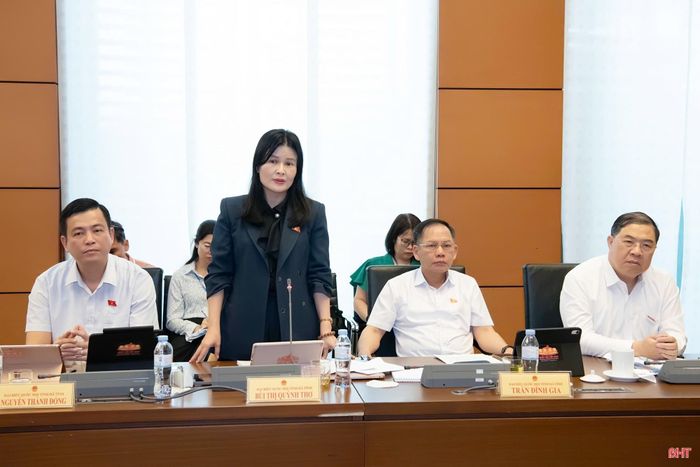 Đại biểu Bùi Thị Quỳnh Thơ - Phó Chủ nhiệm Ủy ban Công tác đại biểu của Quốc hội (Đoàn ĐBQH tỉnh Hà Tĩnh) tham gia ý kiến.