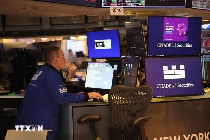 Giao dịch viên làm việc trên sàn chứng khoán New York (NYSE) tại thành phố New York, Mỹ. (Ảnh: THX/TTXVN phát)