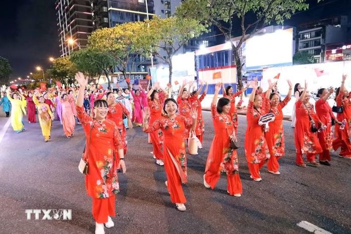 Các đoàn diễu hành trong trang phục áo dài các vùng miền Tổ quốc tham gia đoàn diễu hành. (Ảnh: Trần Lê Lâm/TTXVN)