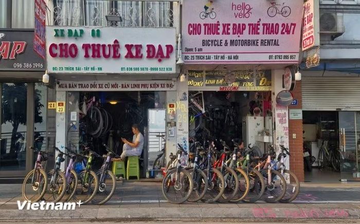 Các cửa hàng cho thuê xe đạp trên phố Trích Sài (Hà Nội). (Ảnh: Minh Phương/Vietnam+)