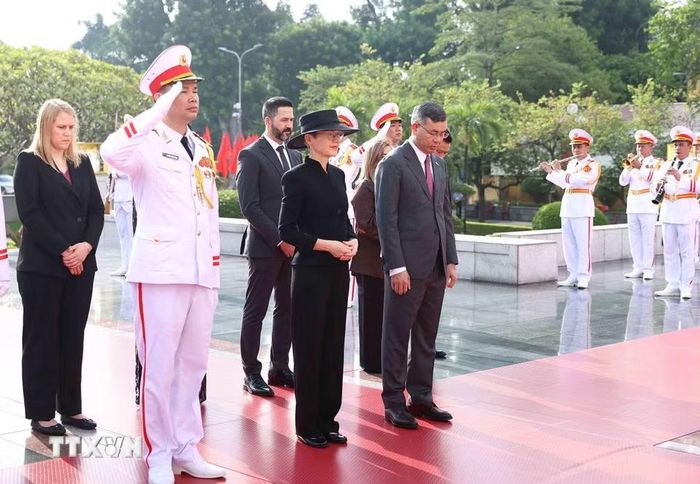 Thủ tướng Công quốc Liechtenstein Brigitte Haas với các đại biểu tưởng niệm các Anh hùng liệt sỹ. (Ảnh: An Đăng/TTXVN)