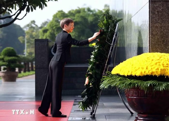 Thủ tướng Công quốc Liechtenstein Brigitte Haas đặt vòng hoa, tưởng niệm Chủ tịch Hồ Chí Minh. (Ảnh: An Đăng/TTXVN)