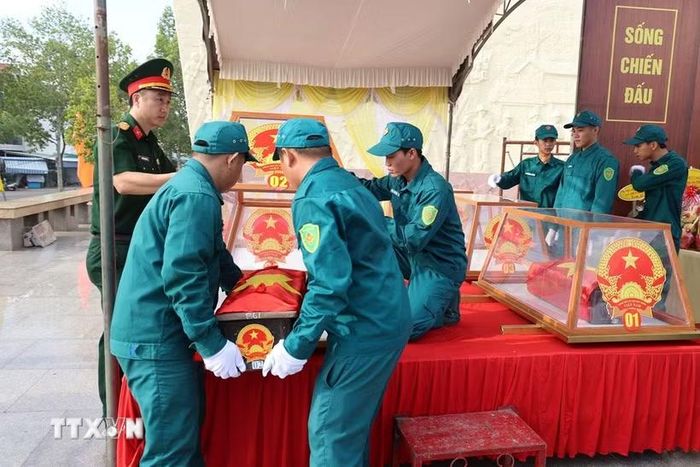 Cán bộ, chiến sỹ Bộ Chỉ huy Quân sự tỉnh Khánh Hòa đưa hài cốt liệt sỹ tại khu vực Nhà lao Thành Diên Khánh cũ về Đài Tưởng niệm Cầu Thành. (Ảnh minh hoạ: Đặng Tuấn/TTXVN)