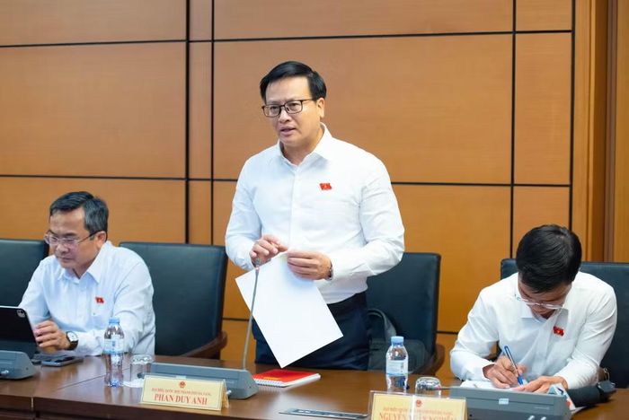 Đại biểu Phan Duy Anh cho rằng việc đổi tên thành "Luật Phát triển doanh nghiệp nhỏ và vừa" thể hiện tư duy rất mới, chuyển từ tính chất bao cấp sang tiếp cận phát triển. (Ảnh: QH)