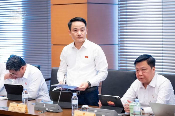 Đại biểu Lê Văn Thế đề nghị coi hạ tầng dữ liệu doanh nghiệp là bộ phận quan trọng, thúc đẩy kết nối giữa cơ quan quản lý, tổ chức tín dụng và doanh nghiệp để phục vụ chấm điểm tín dụng. (Ảnh: QH)