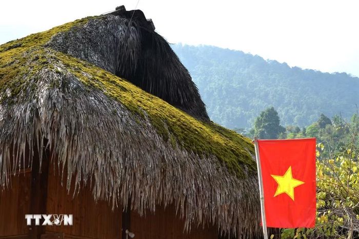 Dáng mái truyền thống in trên nền núi xa. (Ảnh: Minh Tâm/TTXVN)
