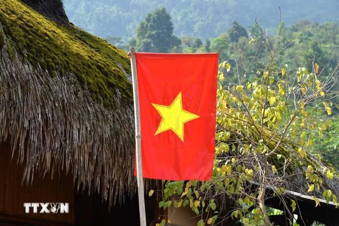 Cờ Tổ quốc đỏ thắm bên mái rêu xanh. (Ảnh: Minh Tâm/TTXVN)