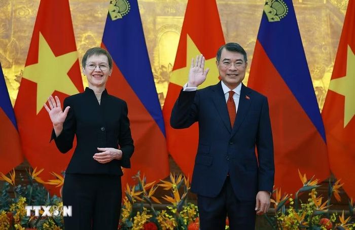 Thủ tướng Lê Minh Hưng và Thủ tướng Công quốc Liechtenstein Brigitte Haas chụp ảnh chung. (Ảnh: Dương Giang/TTXVN)