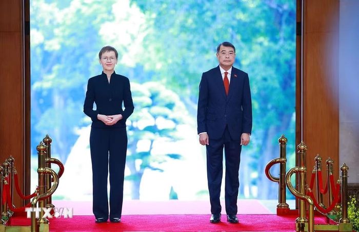 Thủ tướng Lê Minh Hưng và Thủ tướng Liechtenstein Brigitte Haas trên bục danh dự, nghe quân nhạc cử Quốc thiều hai nước. (Ảnh: Dương Giang/TTXVN)