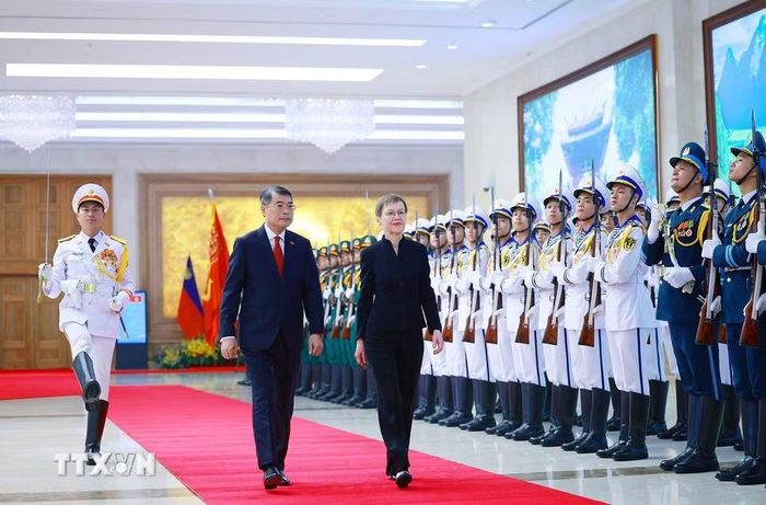 Thủ tướng Lê Minh Hưng và Thủ tướng Liechtenstein Brigitte Haas duyệt Đội danh dự Quân đội Nhân dân Việt Nam. (Ảnh: Dương Giang/TTXVN)