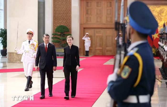 Thủ tướng Lê Minh Hưng và Thủ tướng Liechtenstein Brigitte Haas duyệt Đội danh dự Quân đội Nhân dân Việt Nam. (Ảnh: An Đăng/TTXVN)