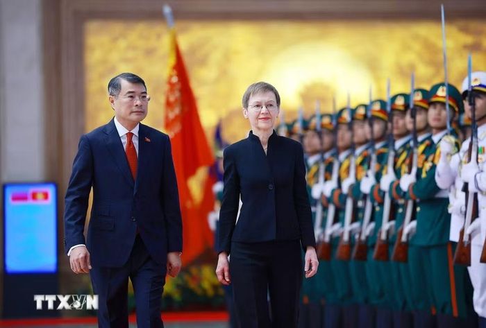Thủ tướng Lê Minh Hưng và Thủ tướng Liechtenstein Brigitte Haas duyệt Đội danh dự Quân đội Nhân dân Việt Nam. (Ảnh: Dương Giang/TTXVN)