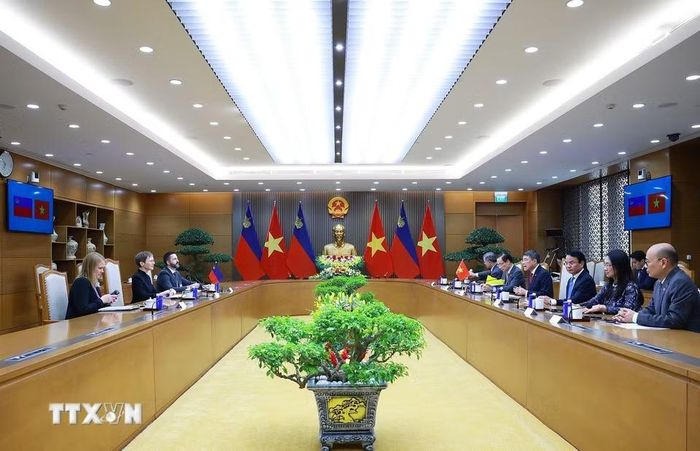Thủ tướng Lê Minh Hưng hội đàm với Thủ tướng Công quốc Liechtenstein Brigitte Haas. (Ảnh: Dương Giang/TTXVN)