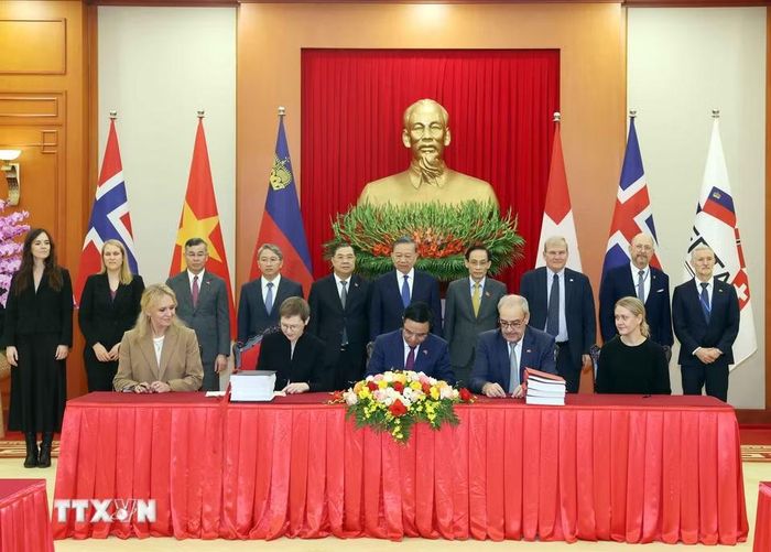 Tổng Bí thư, Chủ tịch nước Tô Lâm và các đại biểu chứng kiến Lễ ký kết Hiệp định Thương mại tự do Việt Nam-EFTA (VEFTA). (Ảnh: Thống Nhất/TTXVN)