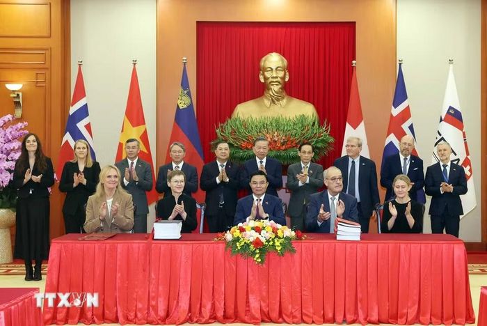 Tổng Bí thư, Chủ tịch nước Tô Lâm và các đại biểu chứng kiến Lễ ký kết Hiệp định Thương mại tự do Việt Nam-EFTA (VEFTA). (Ảnh: Thống Nhất/TTXVN)