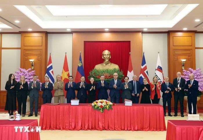 Tổng Bí thư, Chủ tịch nước Tô Lâm và các đại biểu tại lễ ký. (Ảnh: Thống Nhất/TTXVN)
