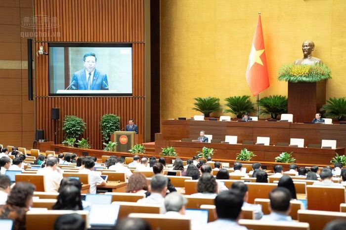 Bộ trưởng Bộ Xây dựng Trần Hồng Minh cho biết Chính phủ đề xuất giao nhiệm vụ hoàn thành thủ tục quyết toán toàn bộ dự án chậm nhất đến hết năm 2027. (Ảnh: QH)