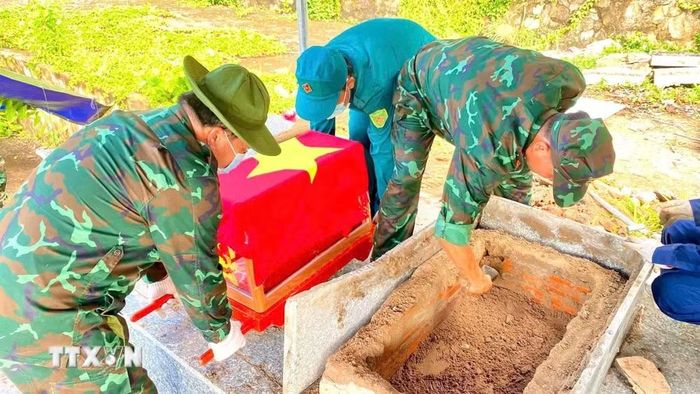 Ban Chỉ đạo về tìm kiếm, quy tập và xác định danh tính hài cốt liệt sỹ tỉnh An Giang tiến hành lấy mẫu phục vụ giám định ADN tại Nghĩa trang Liệt sỹ Tri Tôn. (Ảnh: Thanh Sang/TTXVN)