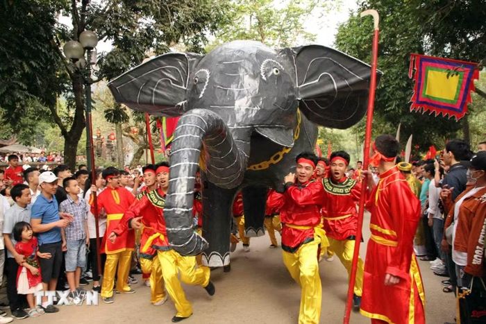 Lễ rước voi chiến của người dân thôn Dược Thượng, xã Tiên Dược trong Lễ khai hội Gióng đền Sóc, Hà Nội. (Ảnh: Quang Quyết/TTXVN)