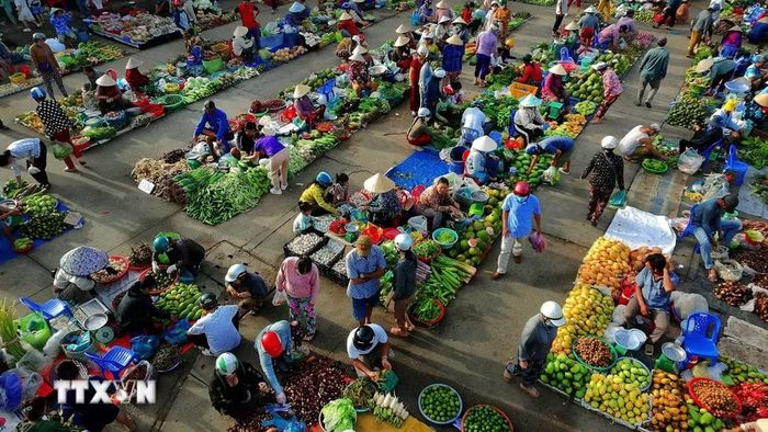Sức hấp dẫn của khu chợ nằm không gian sinh hoạt gần gũi, thân quen và đa sắc màu. (Ảnh: Duy Khương/TTXVN)